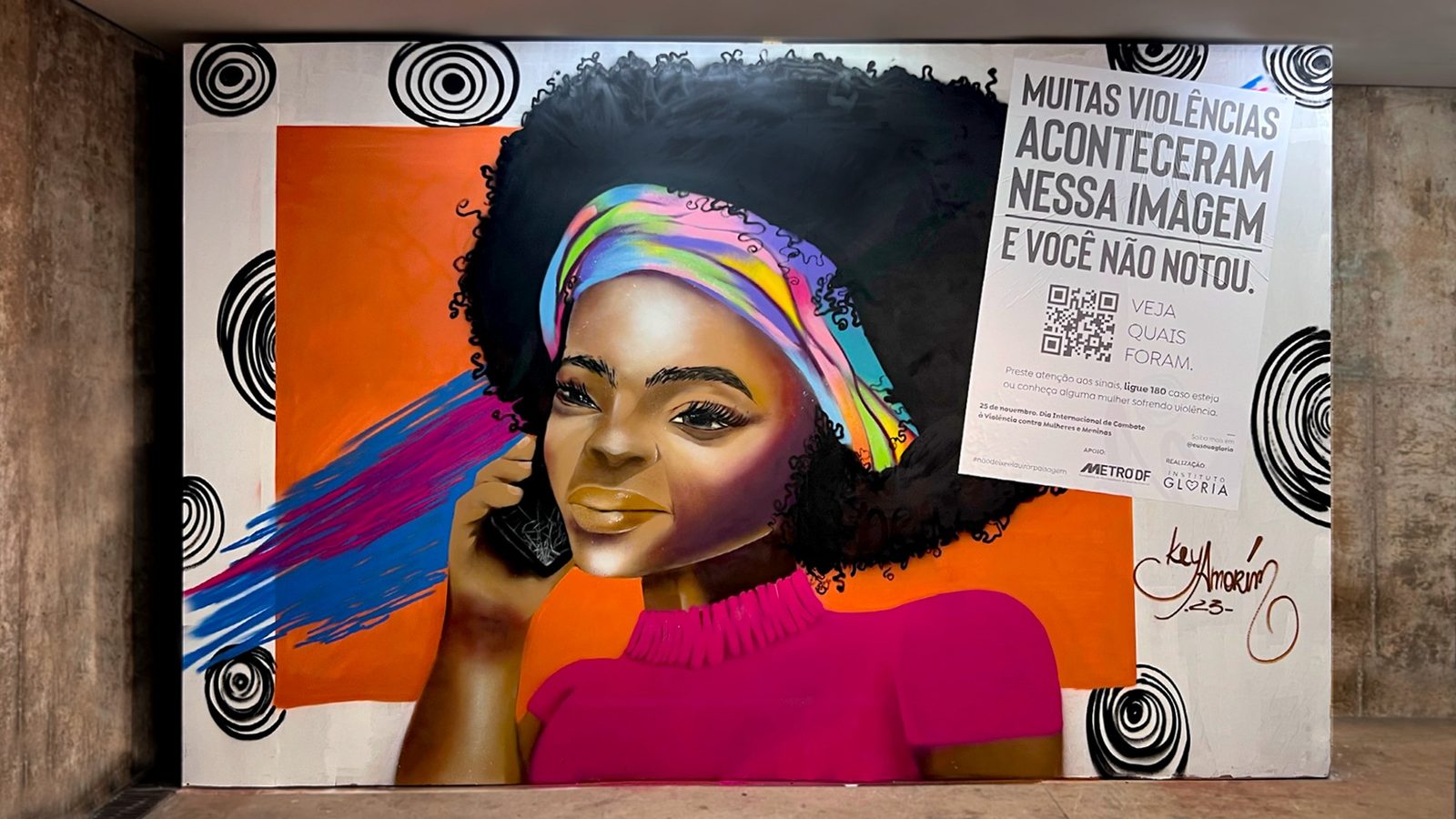 Key Amorim's mural (Praça do Relógio station) in its final state: the woman on the phone, serious expression, with the poster 'Muitas violências aconteceram nessa imagem e você não notou. Veja quais foram.' and the QR code